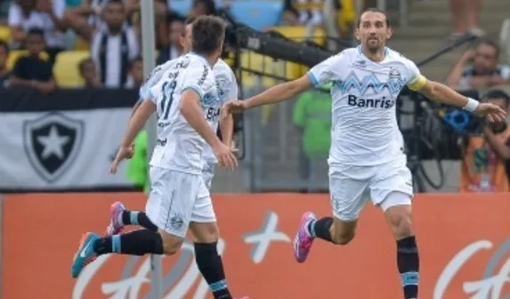 Grêmio vence Botafogo no Rio e segue sem levar gol