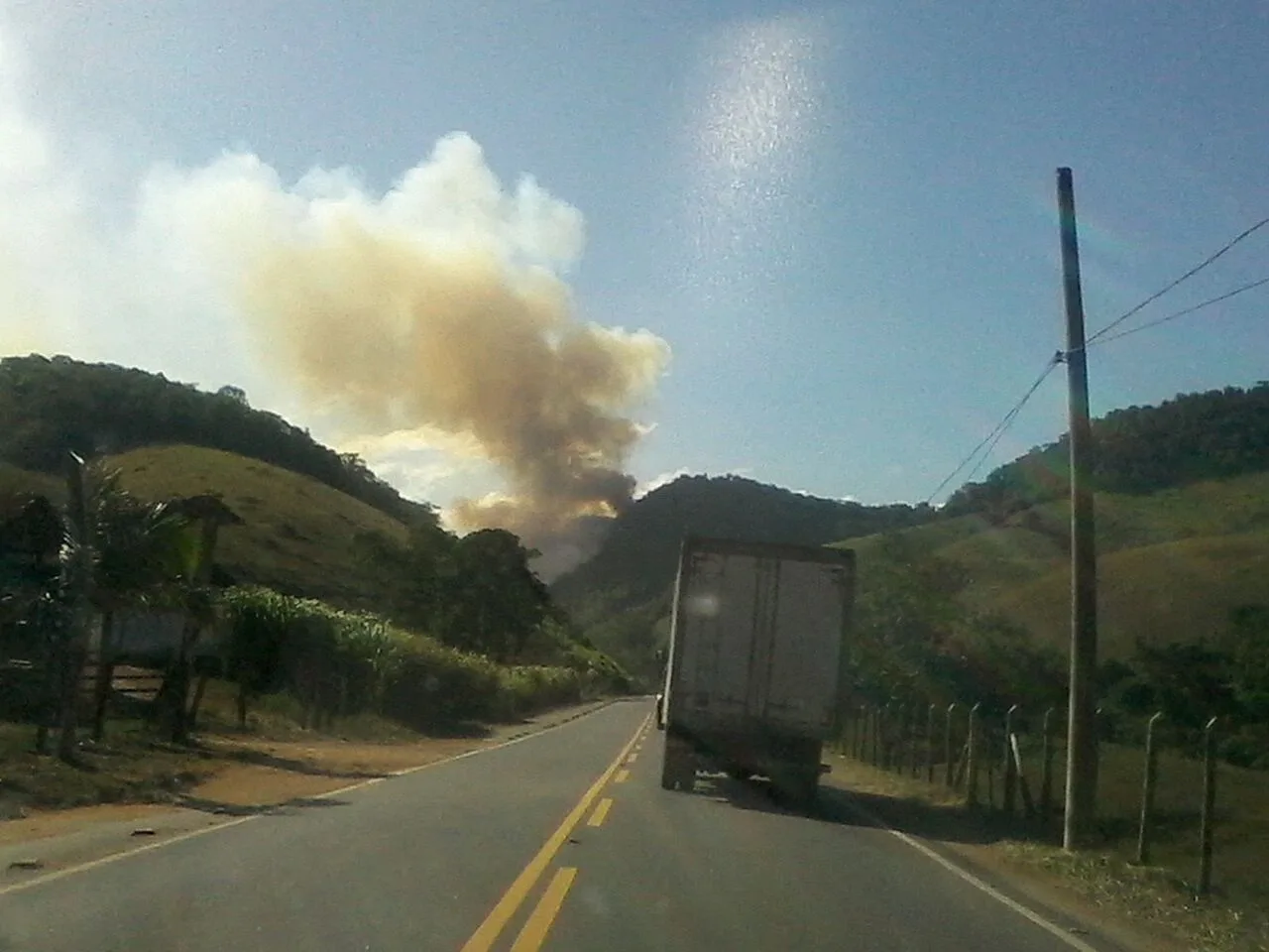 Incêndio atinge vegetação e assusta moradores de Santa Leopoldina