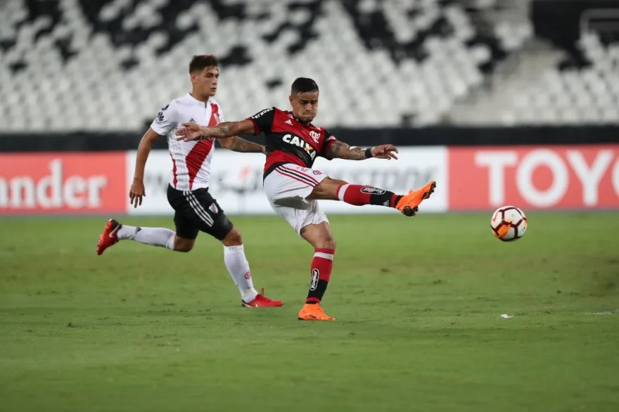 Flamengo empata com River Plate em estreia na Libertadores