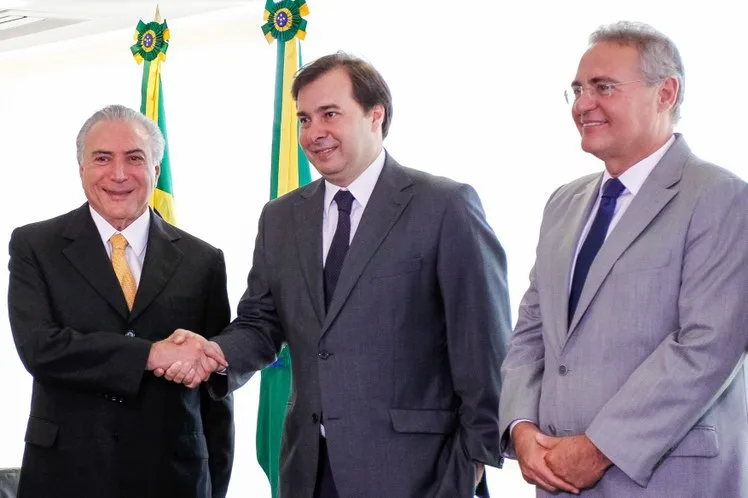 Temer coordena reunião com ministros do núcleo econômico e líderes do governo