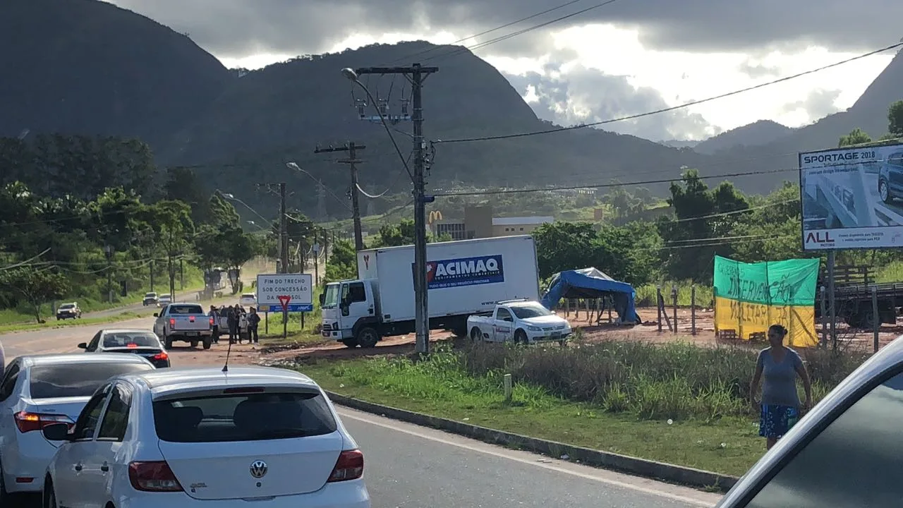 Caminhoneiros encerram movimento em Guarapari