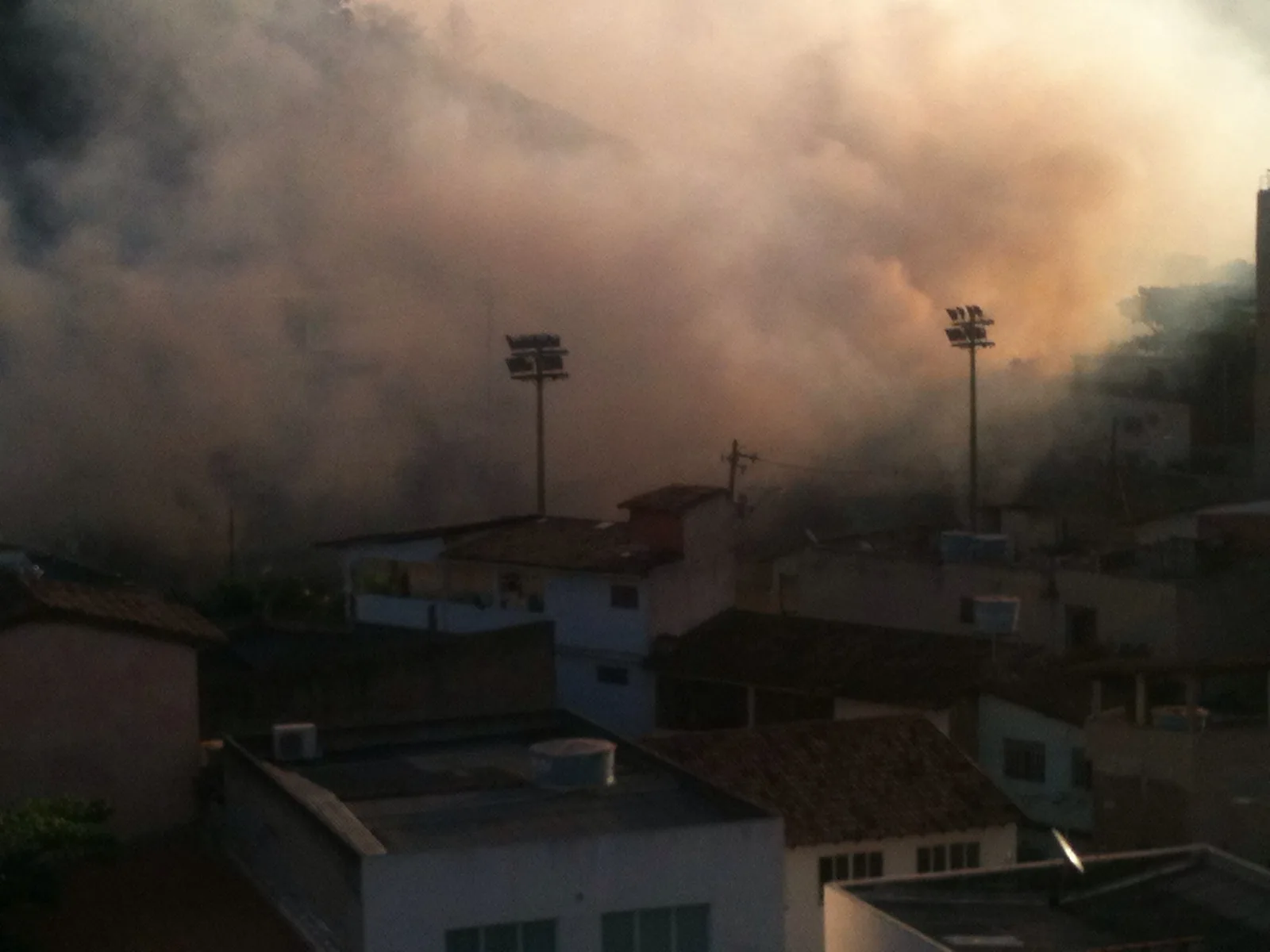 Campo de futebol pega fogo e assusta moradores em Vitória