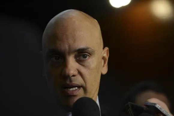 Críticas ou elogios pouco importam aos que interpretam a Constituição, diz Moraes