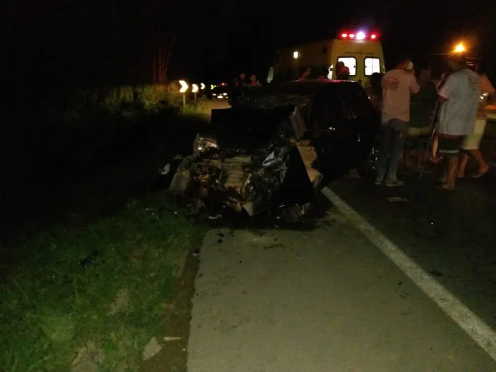 Carro bate de frente com carreta e duas pessoas ficam feridas em Iconha