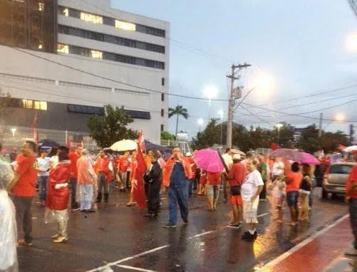 Manifestantes pró-Dilma enfrentam chuva e fazem "coxinhaço" em Vitória