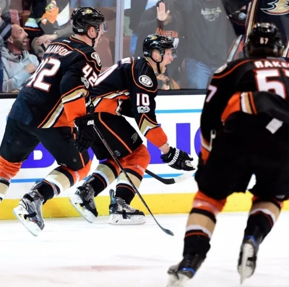 Com gol de Corey Perry, Ducks vencem Oilers de virada na 2ª prorrogação