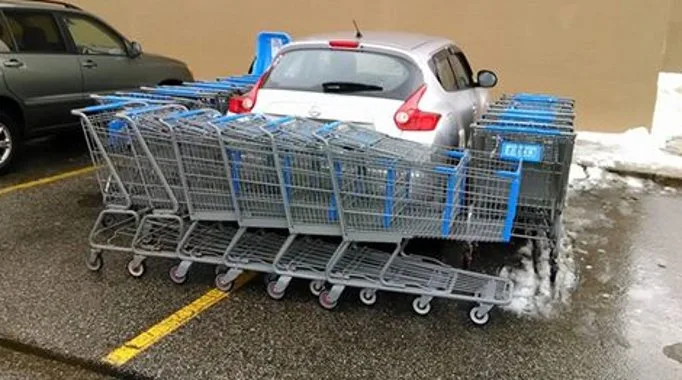 Flagra! Motorista estaciona em duas vagas e é surpreendido em supermercado