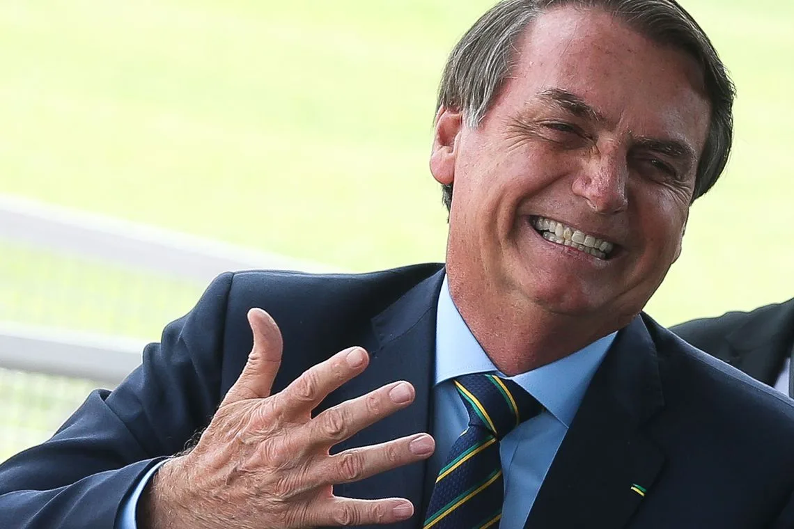 O Presidente Jair Bolsonaro fala com a Imprensa ao Sair do Palácio da Alvorada.