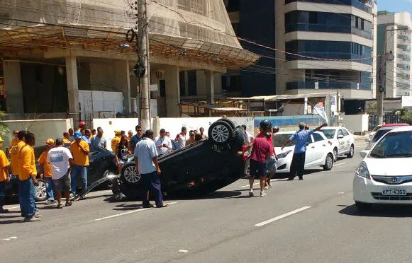 Após batida, carro capota e atinge veículos estacionados na orla de Camburi