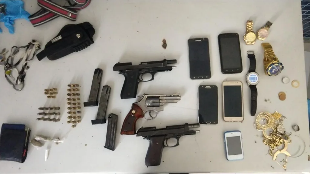 Seis pessoas são detidas após perseguição policial em Vila Velha Seis pessoas são detidas após perseguição policial em Vila Velha