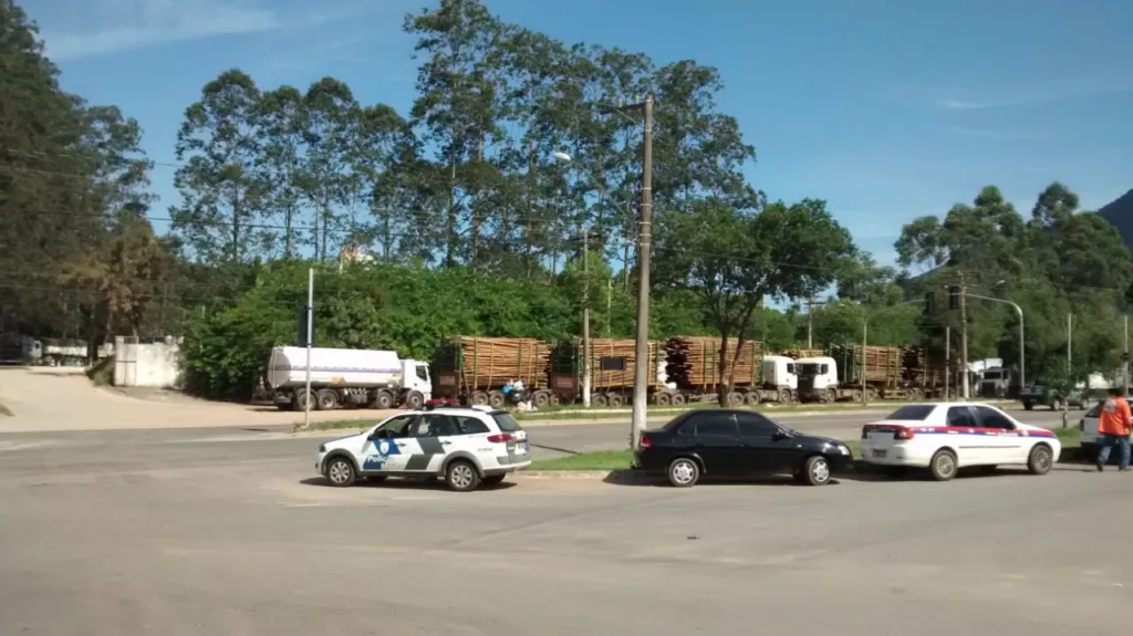 Caminhoneiros estão em protesto no trevo de Guarapari