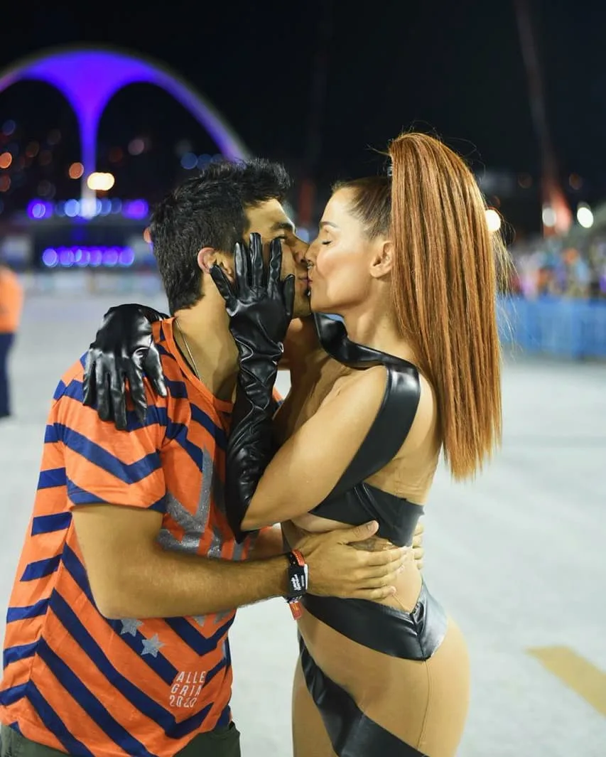 Deborah Secco se declara ao marido, Hugo Moura: 'amor de Carnaval e da vida'