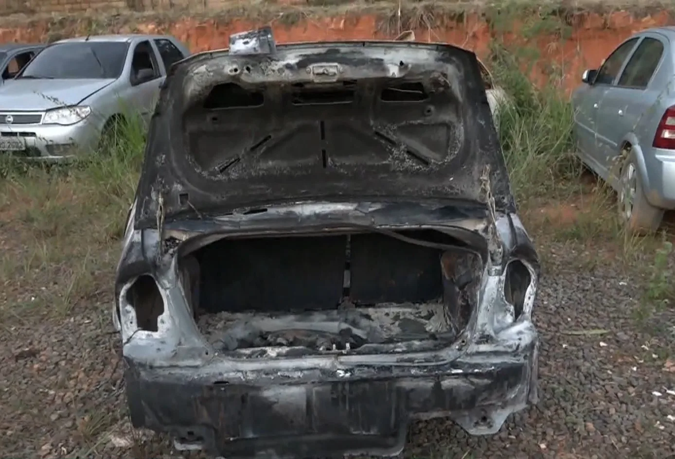 Corpo carbonizado é encontrado dentro de carro queimado em pátio de delegacia em Cariacica