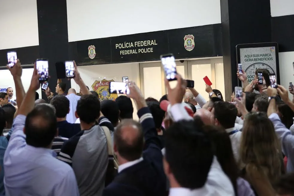 SP – OPERAÇÃO LAVA JATO/CONGONHAS – GERAL – Manifestantes protestam contra o ex-presidente da República, Luiz Inácio Lula da Silva, em frente à Polícia Federal no Aeroporto de Congonhas, Zona Sul de São Paulo (SP), na manhã desta sexta-feira (4). Segundo informações não confirmadas, Lula presta depoimentos neste momento no local. O ex-presidente é alvo […]