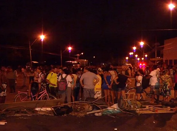 Estudantes fecham avenida por três horas em forma de protesto na Serra