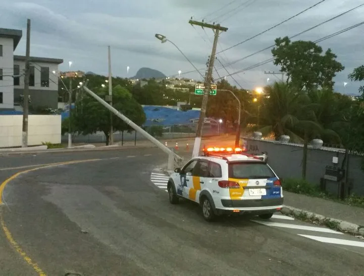 Atenção motorista! Poste cai e interdita trânsito nesta terça-feira em Vila Velha