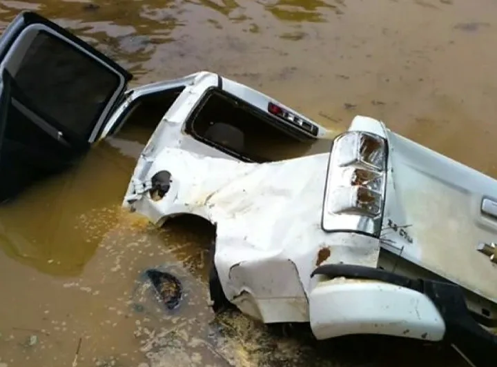 Pai e filho morrem após caminhonete cair em represa no norte do ES