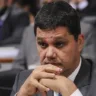 Líder do governo deixa a comissão do impeachment e Ferraço assume vaga