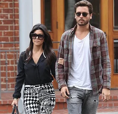 Scott Disick e Kourtney Kardashian curtem a noite de jeitos bem diferentes