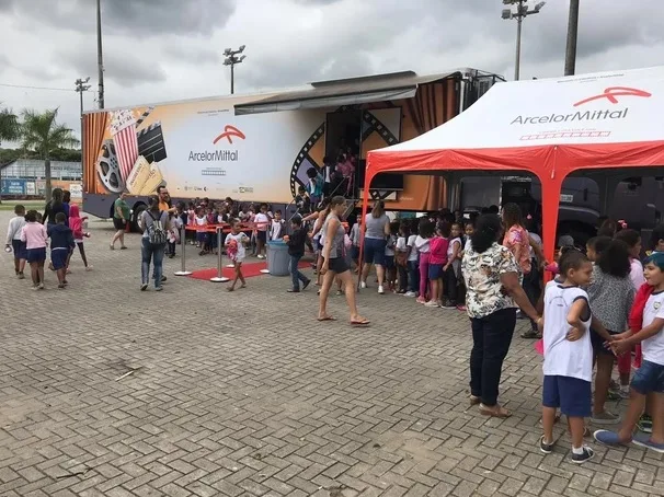 Cinema itinerante leva sessões gratuitas a moradores de Serra