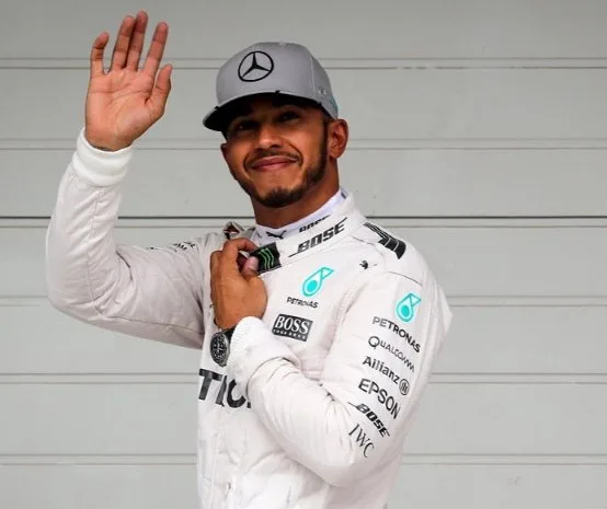 Hamilton lidera dobradinha da Mercedes no primeiro treino livre na Austrália