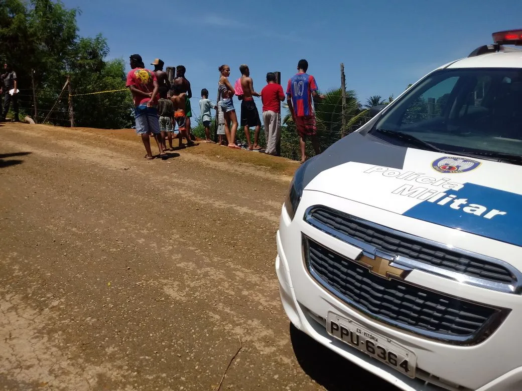 Motociclista morre após ser baleado e bater em cerca de arame farpado em Cariacica