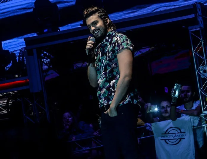 Luan Santana exibe novo visual durante show em São Paulo