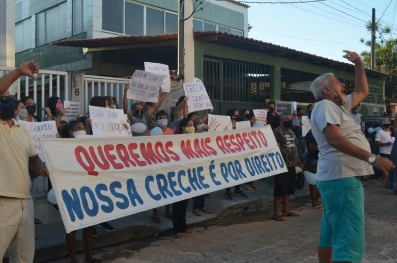 Moradores do Perocão protestam exigindo creche onde Prefeitura de Guarapari construirá Centro Pop