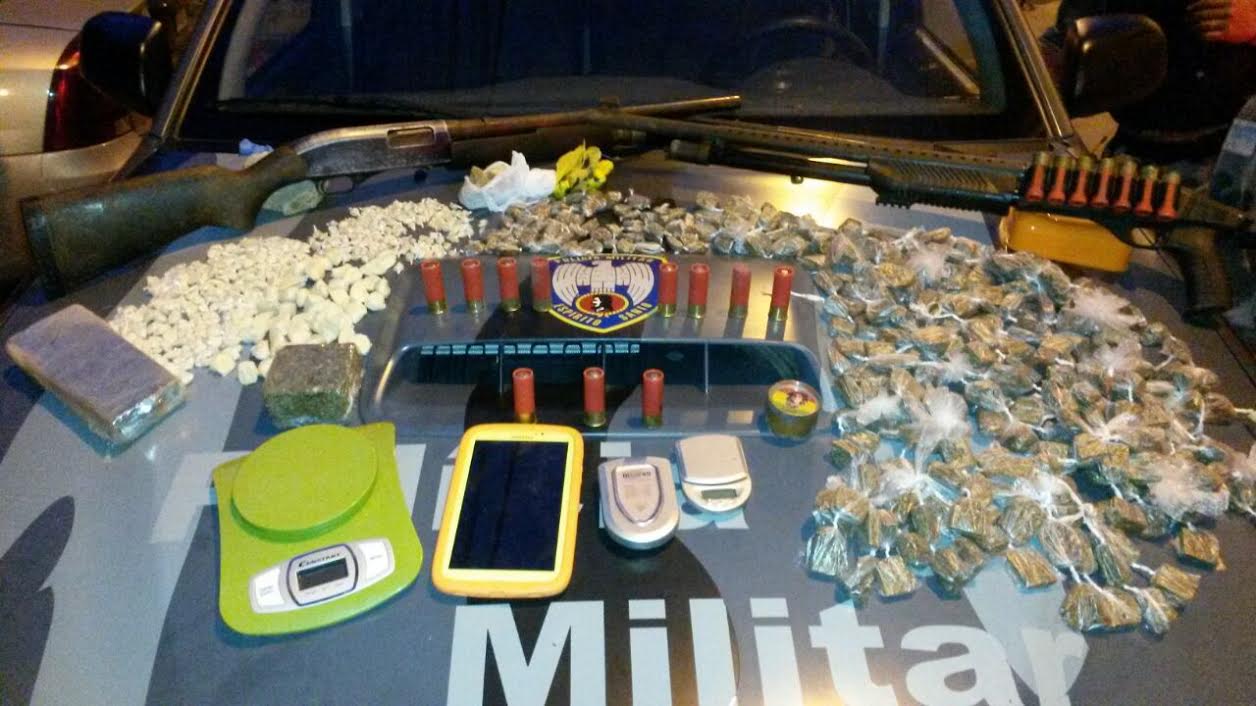 Drogas e armas são apreendidas durante operação em Vitória