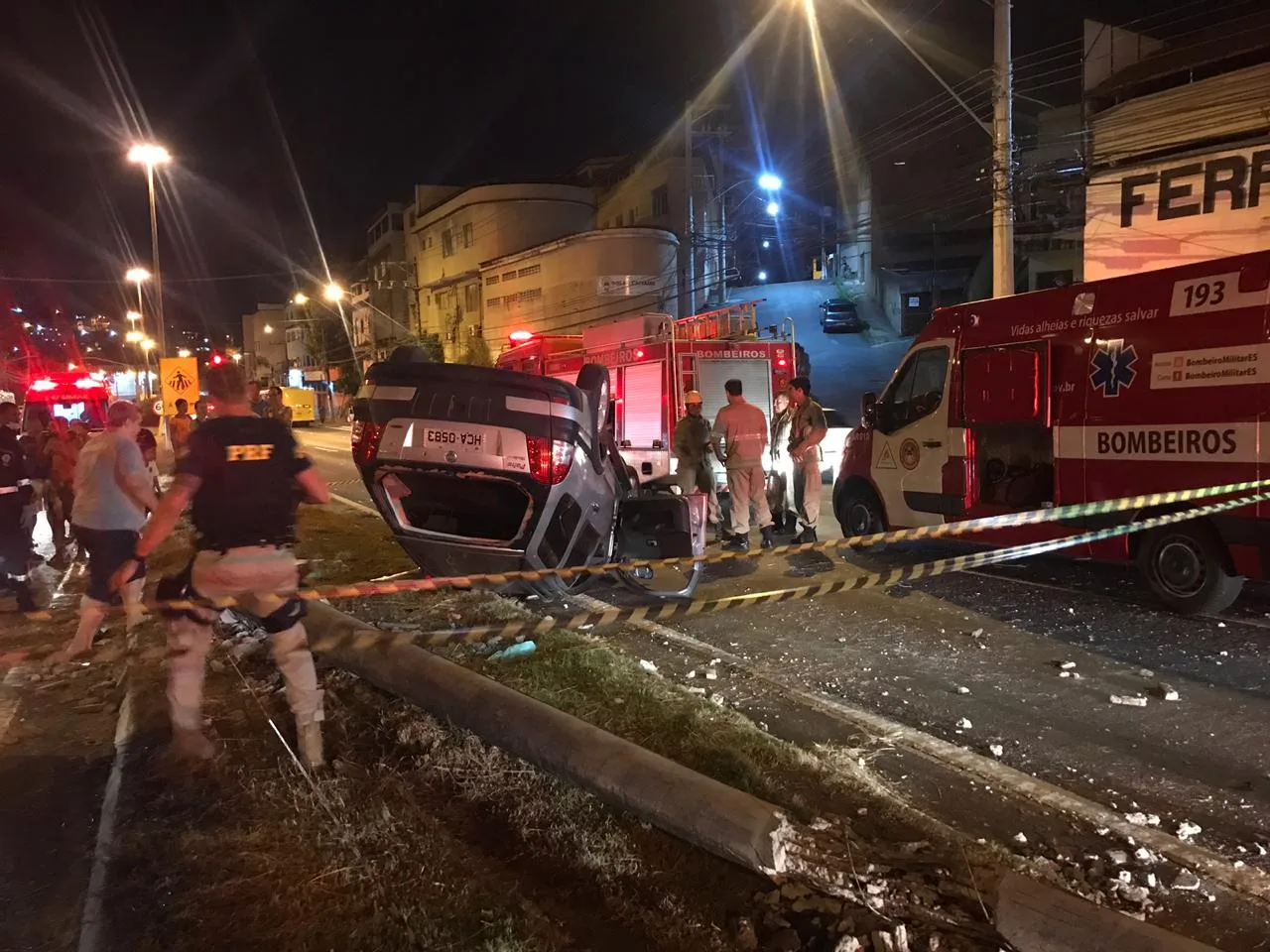 Homem fica ferido após carro bater em poste e capotar na BR 262 em Cariacica