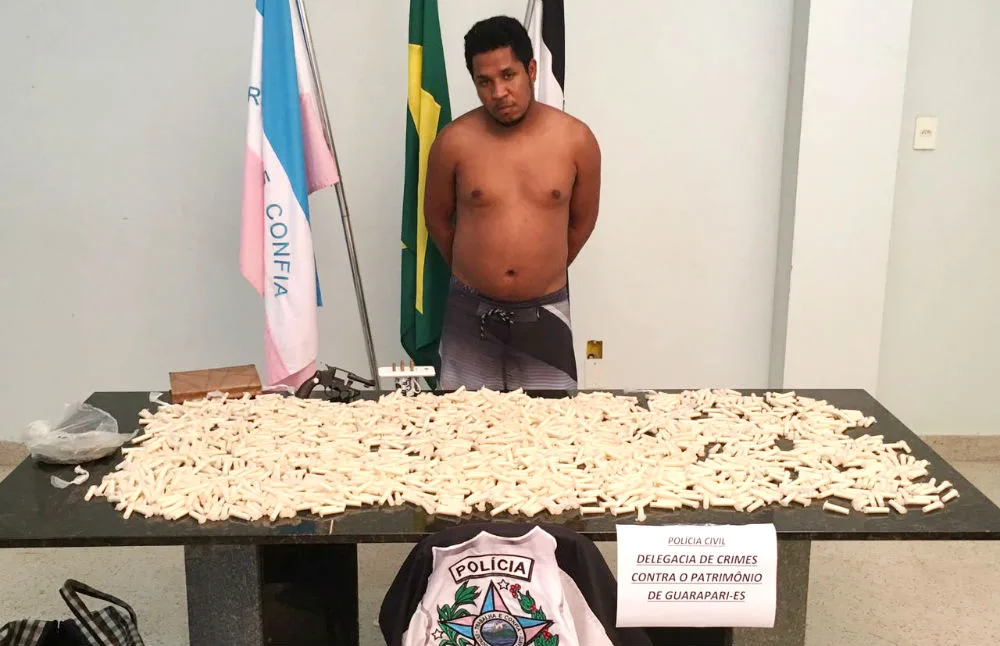 Homem é preso com arma e mais de 2 mil pinos de cocaína em Guarapari