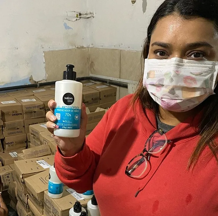 Preta Gil vai à Rocinha participar de doação de álcool gel