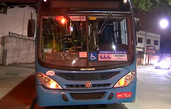 Criminosos rendem passageiros e fazem arrastão em ônibus; um deles apontou arma para criança de 4 anos