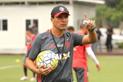 Diretoria efetiva Zé Ricardo no comando do Flamengo