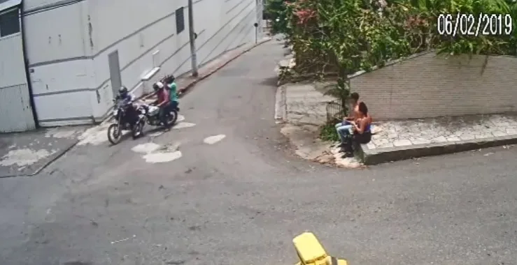 VÍDEO | Câmera de segurança flagra dupla de moto assaltando outro motociclista em Cariacica