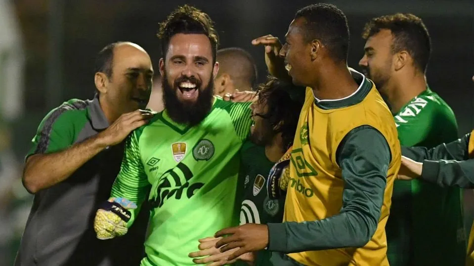 Chapecoense marca no final e vence o líder Flamengo por 3 a 2 em Chapecó