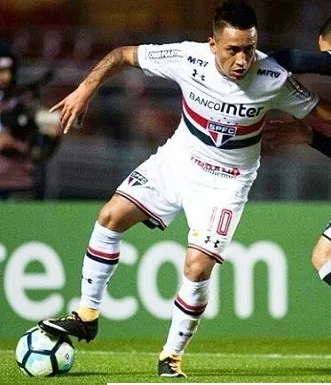 Pressionado, Cueva retorna ao São Paulo para tentar se manter titular