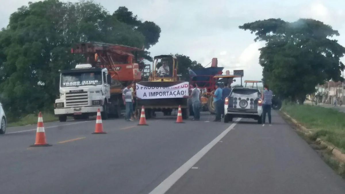 Produtores rurais do ES fecham BR 101 em protesto contra importação de café