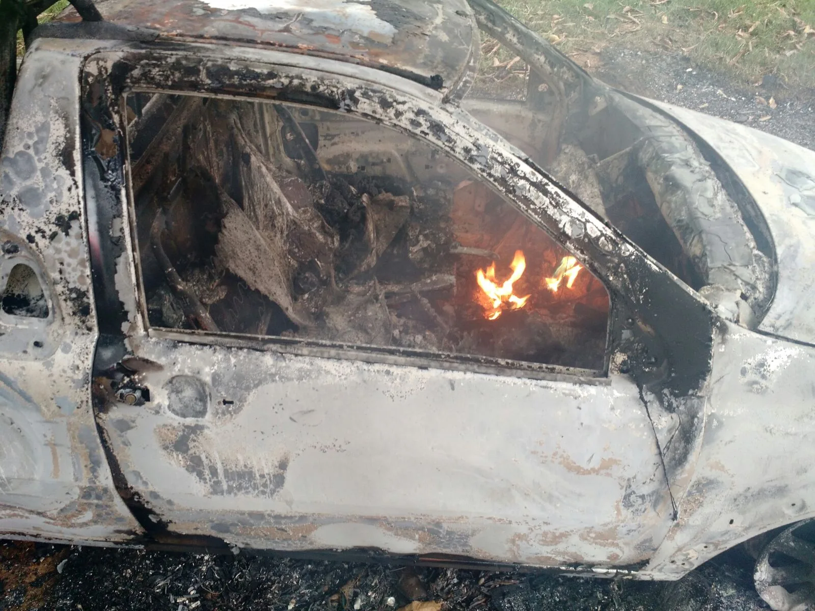 Homem morto a tiros tem corpo carbonizado dentro de carro em Cachoeiro de Itapemirim