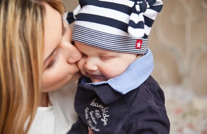 Pais podem transmitir sapinho para bebê pelo beijo. Saiba como evitar!