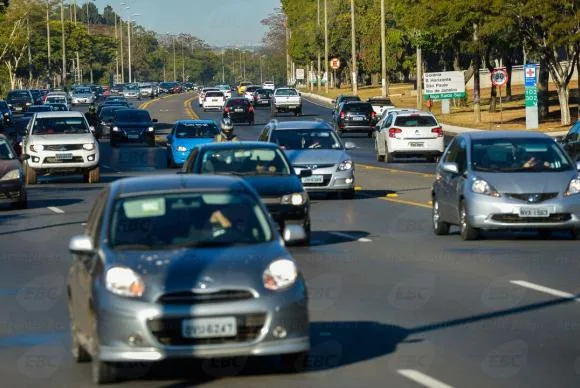 Carros com faróis desligados só serão multados nas rodovias estaduais a partir de agosto