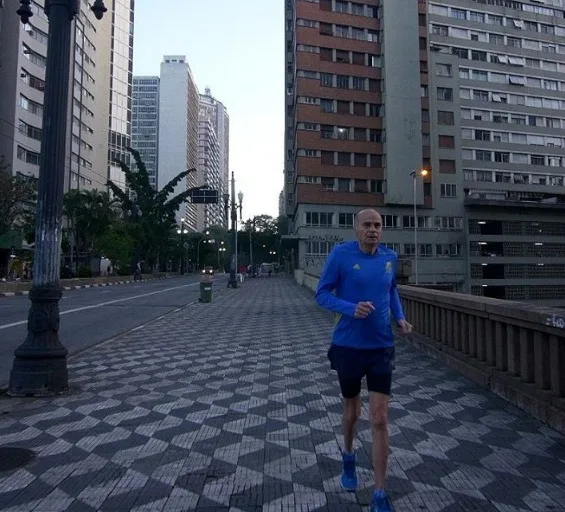 Aos 73, Drauzio Varella soma maratonas e explica paixão por correr: 'Paz extrema'