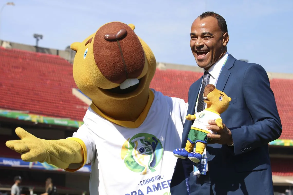 O ex-lateral da Seleção Brasileira, Cafu, posa com o mascote da Copa América Brasil 2019, no Estádio do Morumbi, zona oeste de São Paulo.