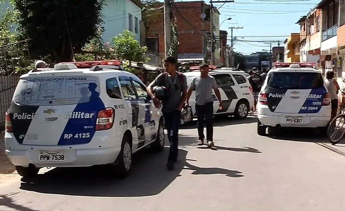 Homem é assassinado com 14 tiros no meio da rua em Vila Velha