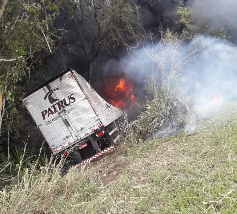 Motorista morre carbonizado após acidente na BR-101, em Conceição da Barra