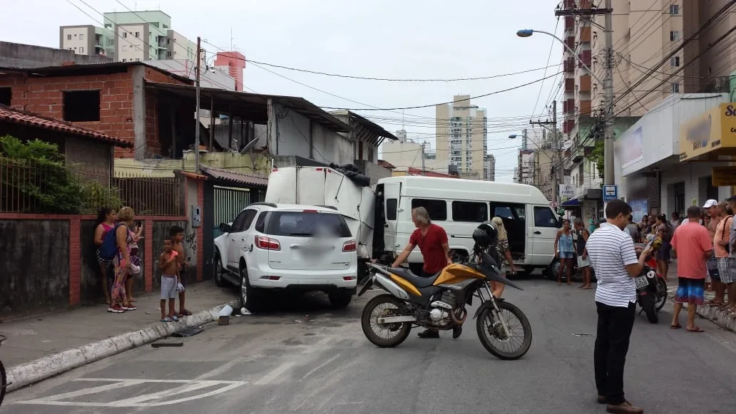 Três pessoas ficam feridas em acidente entre veículos em Vila Velha