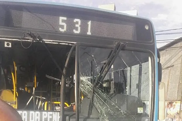 Acidente entre ônibus deixa passageira ferida em Vila Velha