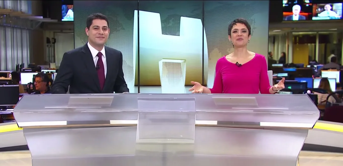 Sandra Annenberg chama Evaristo Costa de 'lindão' durante exibição de telejornal