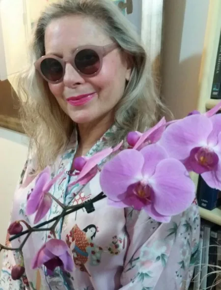 Recuperada, Vera Fischer foto em casa e agradece fãs pelo carinho