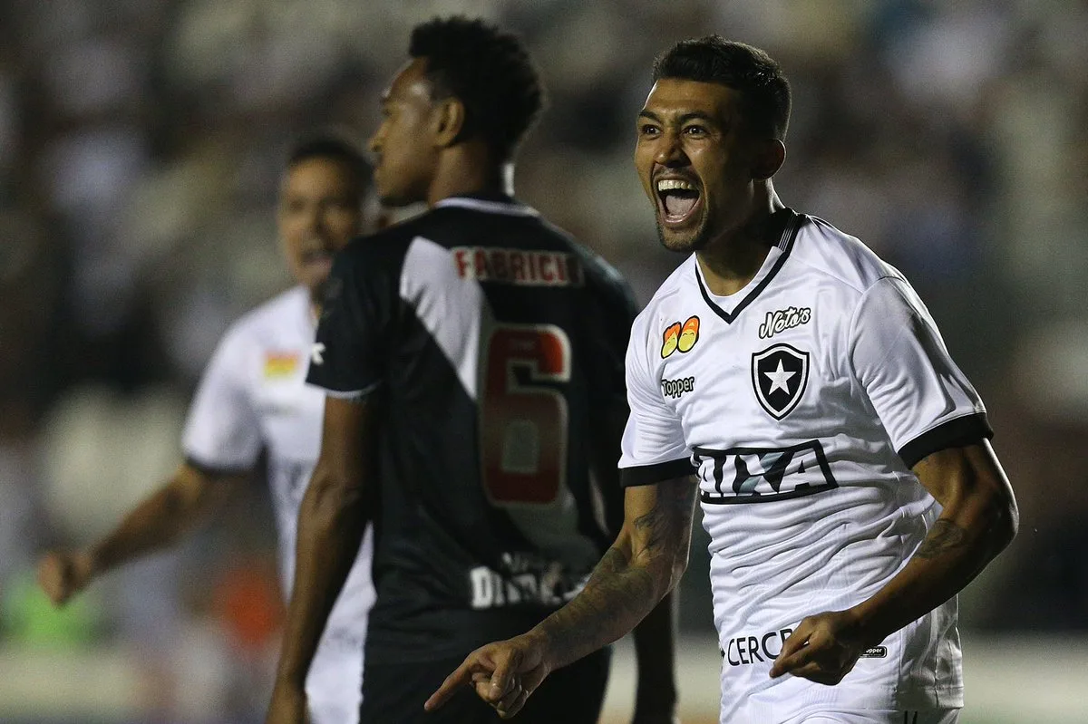 Botafogo vence clássico contra o Vasco em São Januário e ganha a 1ª fora de casa no Brasileirão